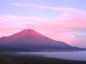 2011-9-13 ②     赤富士と残月　撮影５時２３分[1]