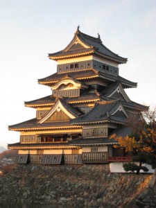 松本城を照らす夕陽