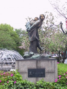 岡山市内の像（若き日の母）